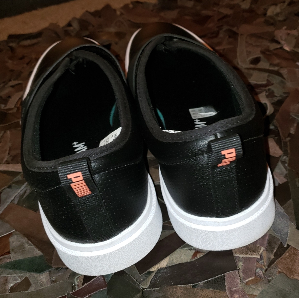 Puma Sneaker with SOFTFOAM inserts Stretch Black Surface and White soles.